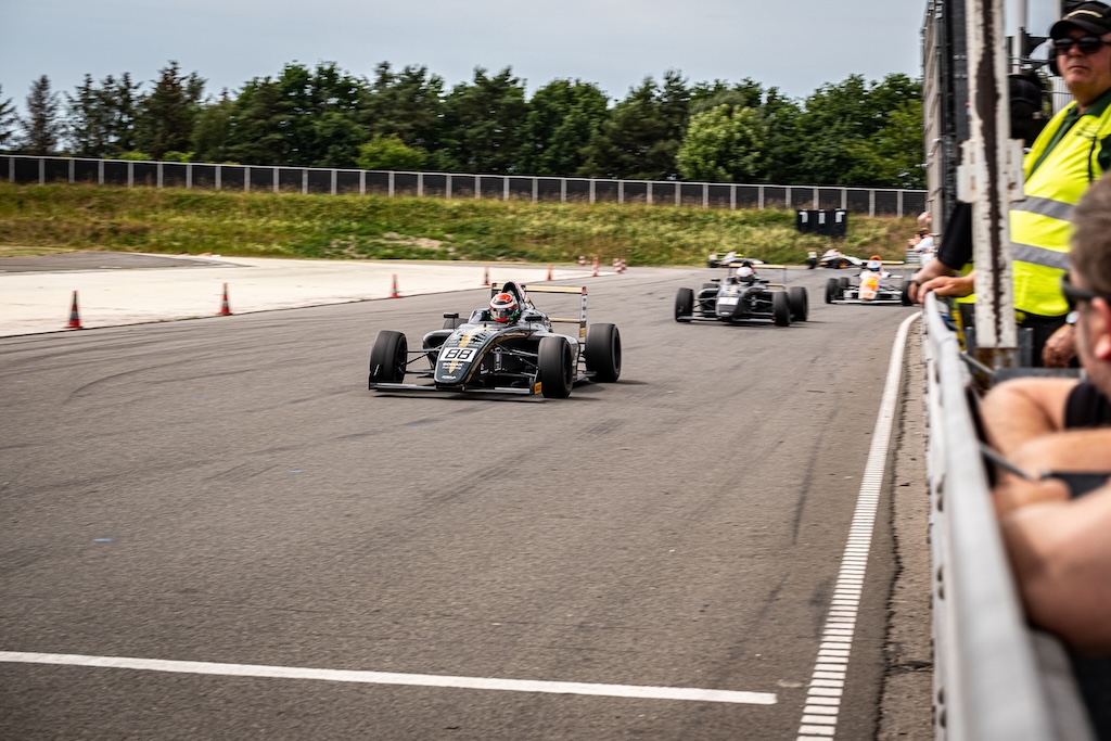 Nu gælder det: Sebastian Bach kæmper for mesterskabet på Jyllandsringen. 
(Foto: Grippo)